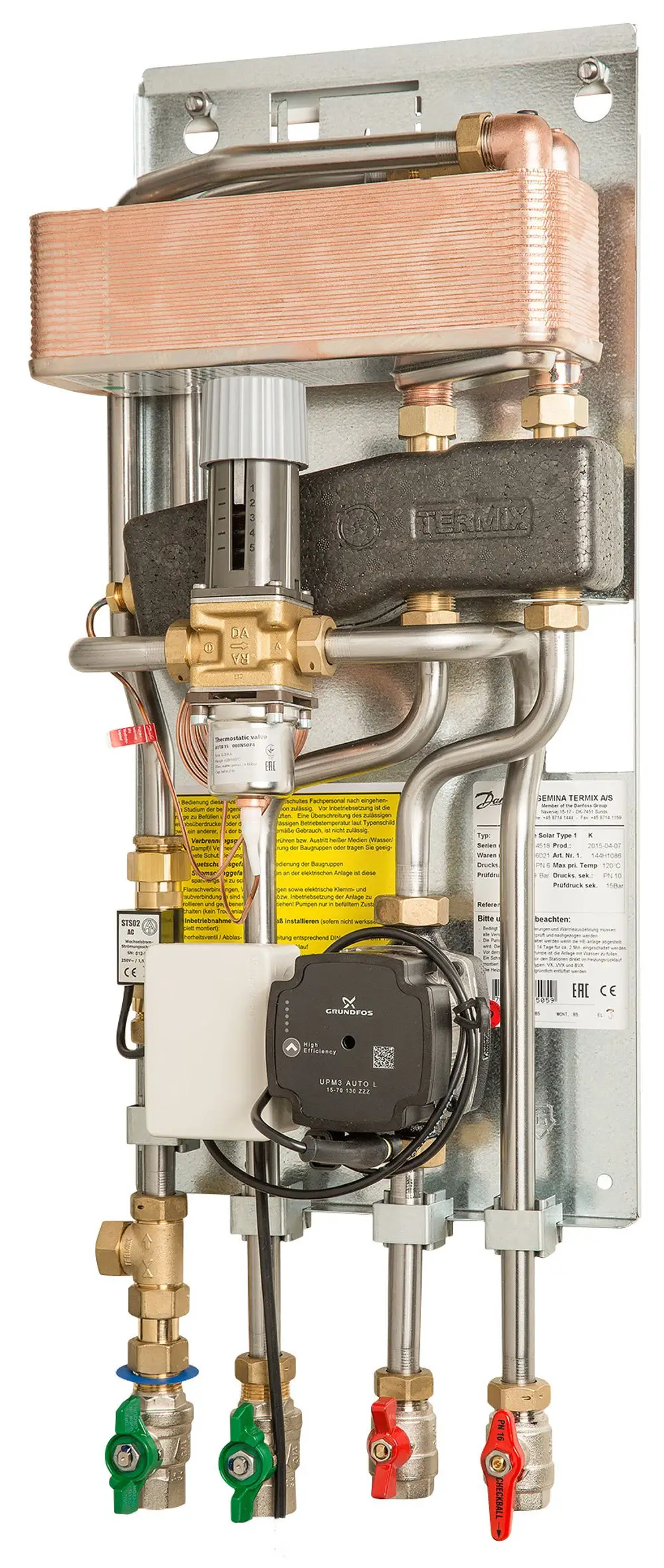 Danfoss Thermostatsteuerung mit Anschluss an solarthermische Systeme. Enthält Rohre, Ventile und eine Pumpe für effiziente Warmwasserbereitstellung.